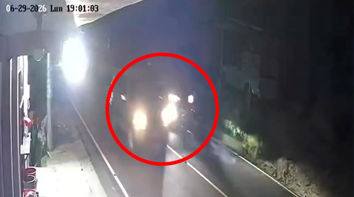 VIDEO: Vehículo embiste a motorista en Sololá
