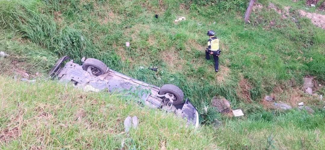 Cuatro personas resultan heridas al caer un carro en un barranco en la Interamericana