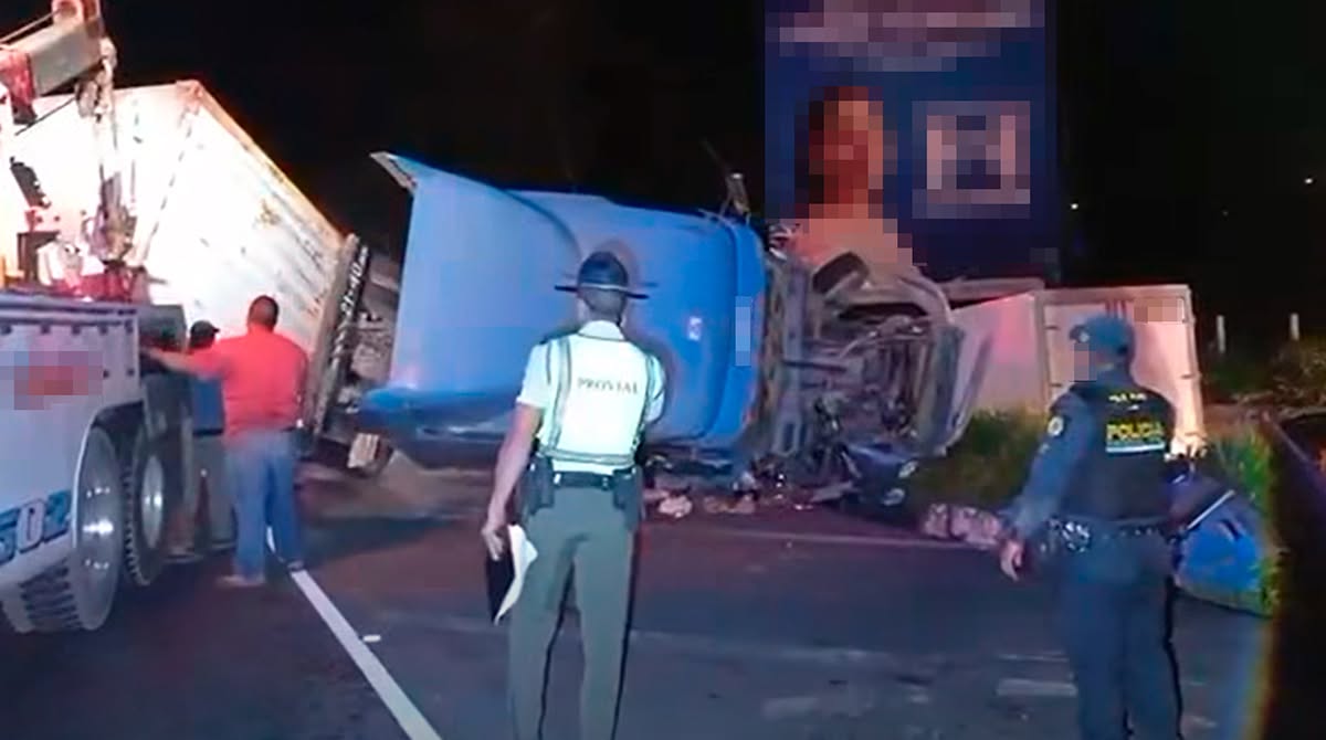 Tráiler pierde el control y vuelca en ruta al Pacífico