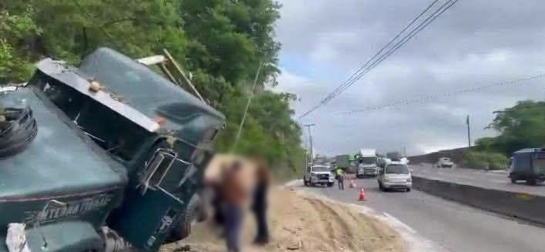 Tráiler queda empotrado en ruta al Atlántico