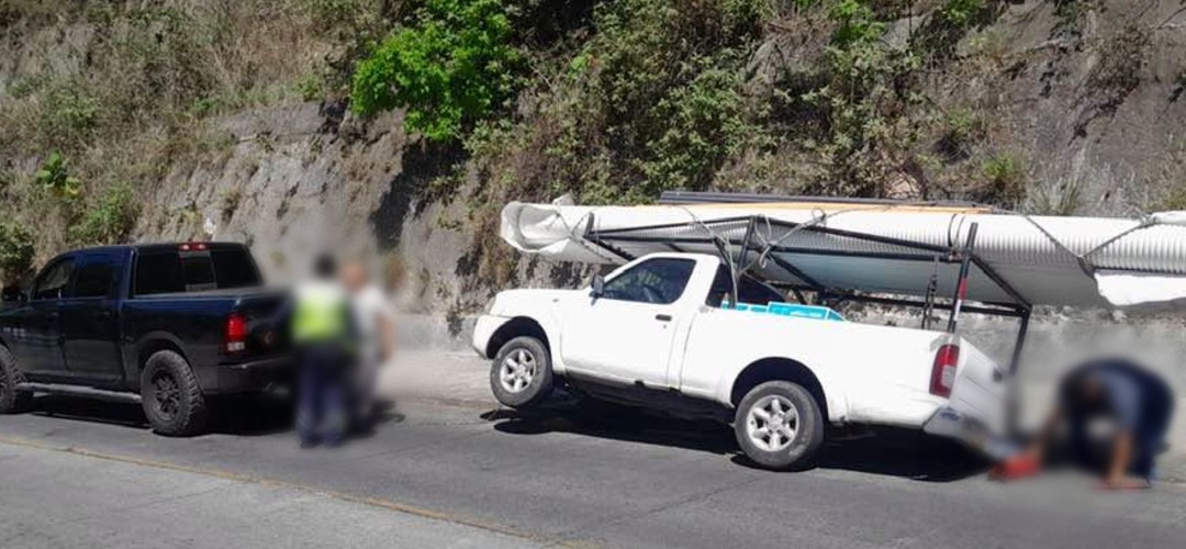 Pickup queda encunetado en zona 5 de Villa Nueva