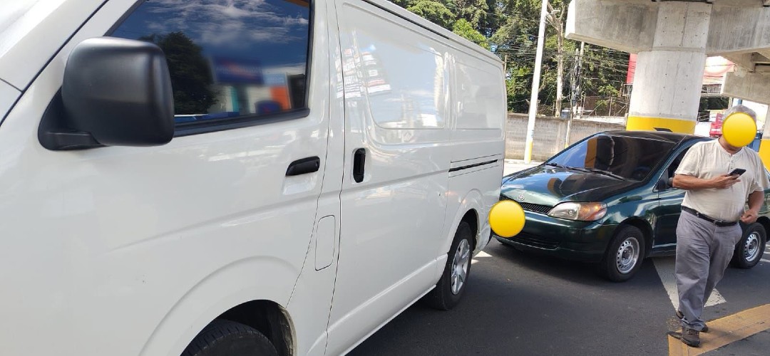 Vehículo choca con una panel en carretera a El Salvador