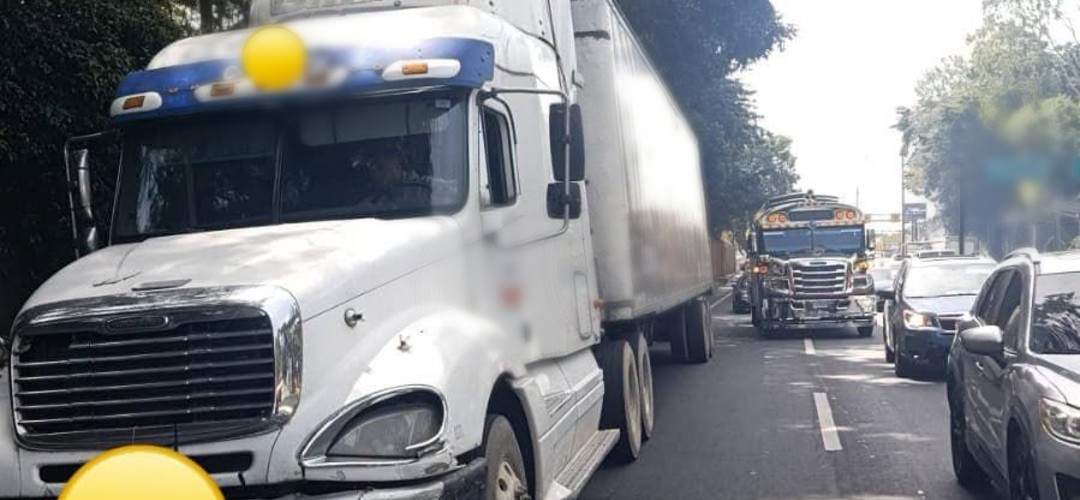 Tráiler y panel colisionan en carretera a El Salvador