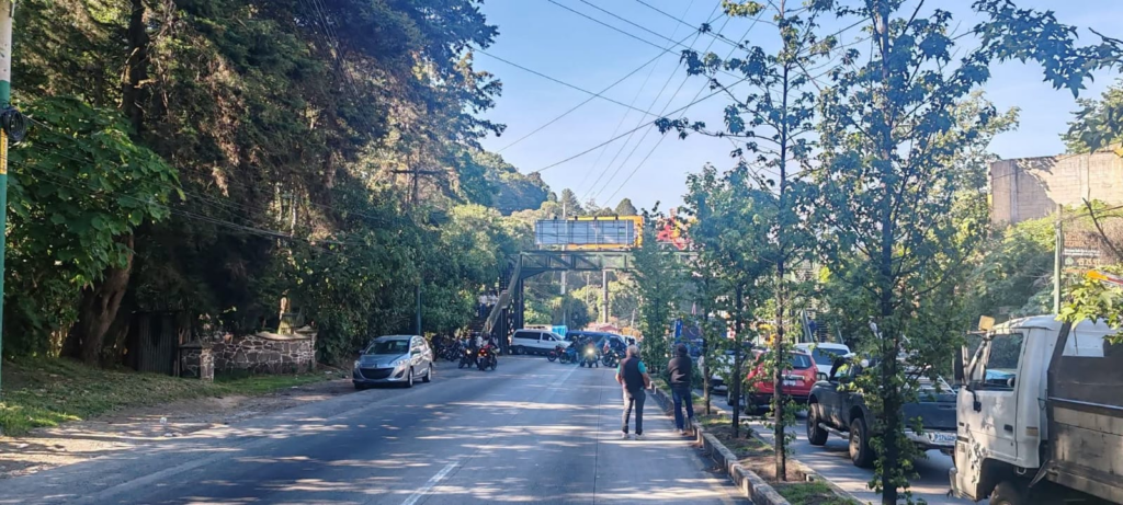 Bloqueo afecta circulación hacia San Lucas Sacatepéquez y Antigua Guatemala 