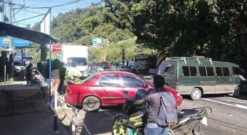 Bloqueo afecta circulación hacia San Lucas Sacatepéquez y Antigua Guatemala 
