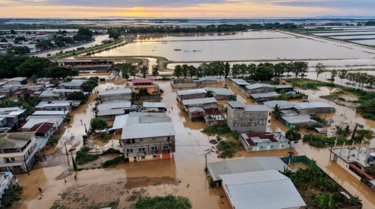 Lluvias mantienen 7