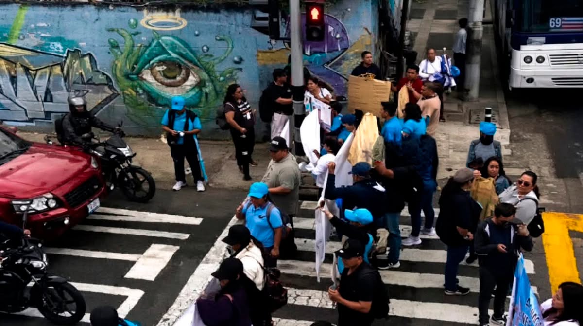 Trabajadores de salud realizan bloqueos en distintos puntos de la ciudad