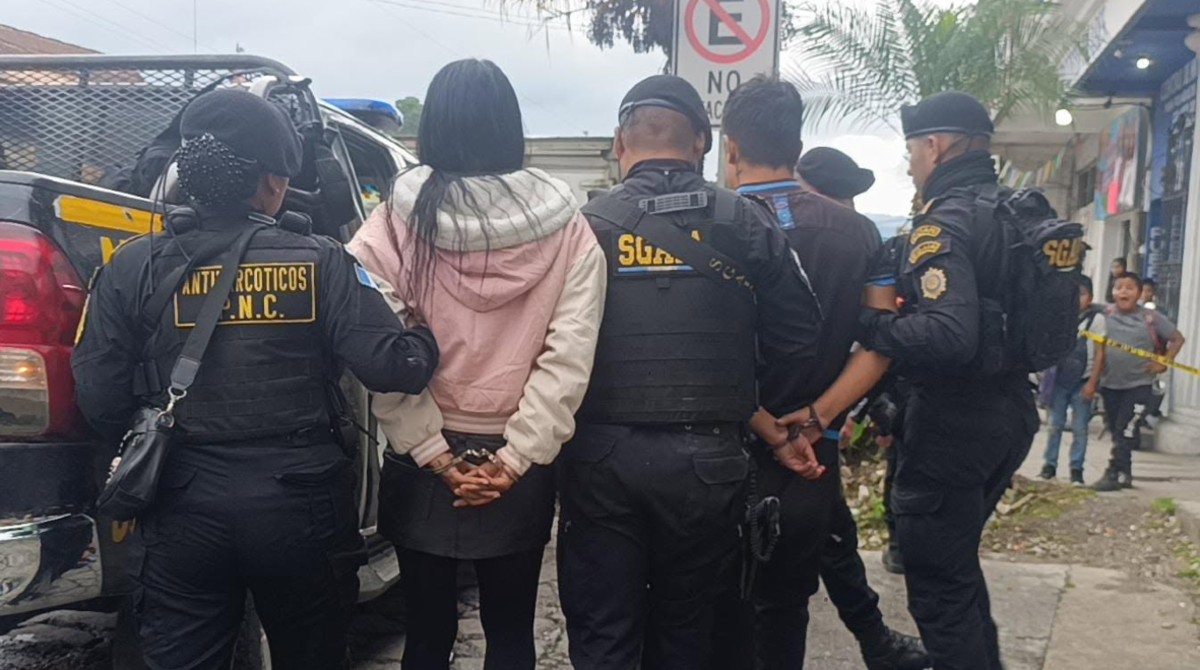 Operativo antinarcótico deja dos capturados en la zona 2 de Cobán