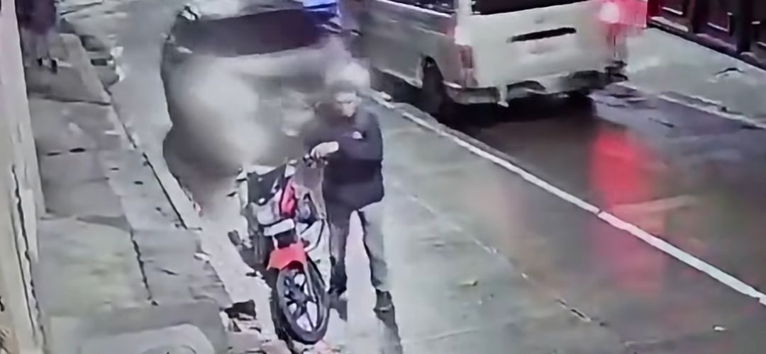 VIDEO: Cámara de seguridad registra accidente que involucró a un motociclista en San Marcos