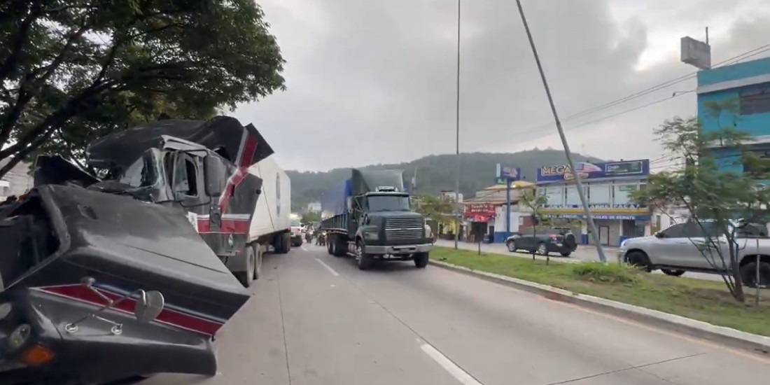 Accidente entre dos tráileres complica el tránsito en ruta al Atlántico