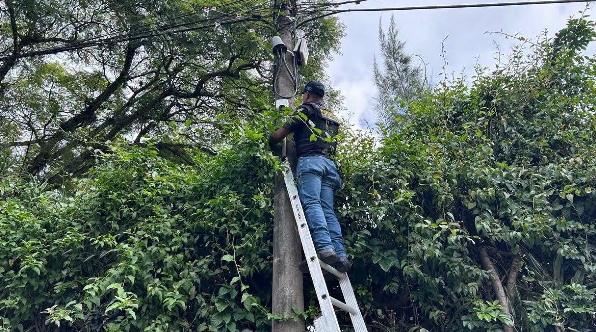 Desinstalan cámaras ilegales en Santa Catarina Pinula