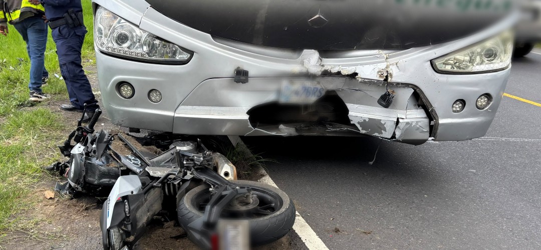 Colisión entre bus y motocicleta se registra en ruta Nacional 14