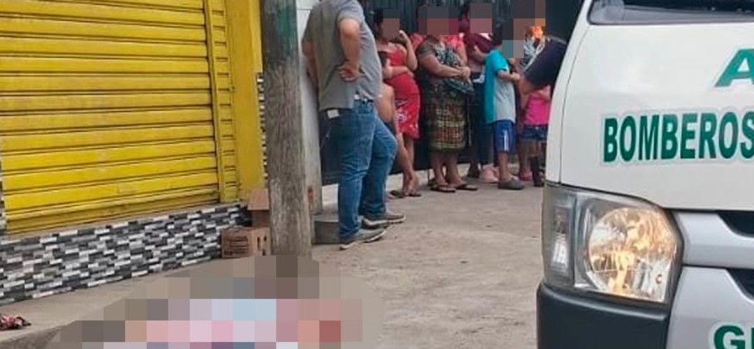 Hombre se desploma en plena vía pública en Suchitepéquez