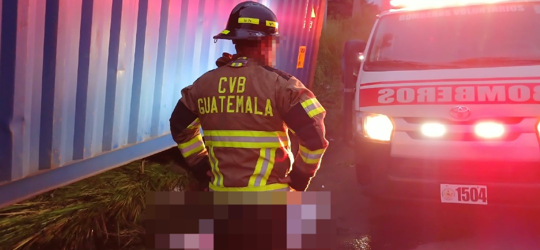 Piloto muere tras quedar bajo las llantas de un tráiler en la autopista Palín-Escuintla